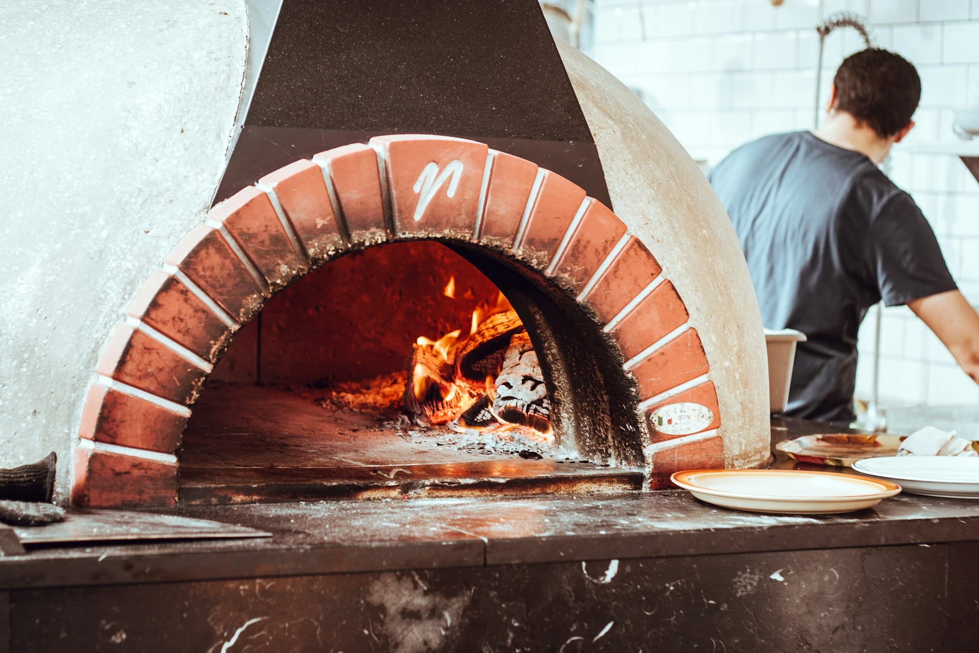 Pizza készül a kemencénél